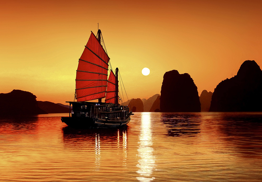 Hoàng hôn trên vịnh Hạ Long